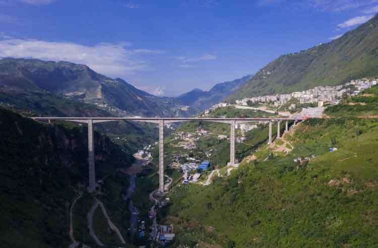 震撼來(lái)襲：世界第一鋼構(gòu)墩橋梁 四川金陽(yáng)河特大橋今日封頂